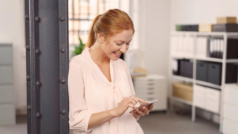 woman indoor smiling at text